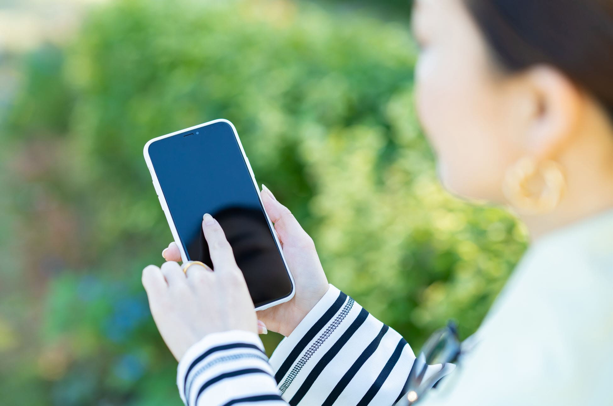 Kvinde på mobiltelefon