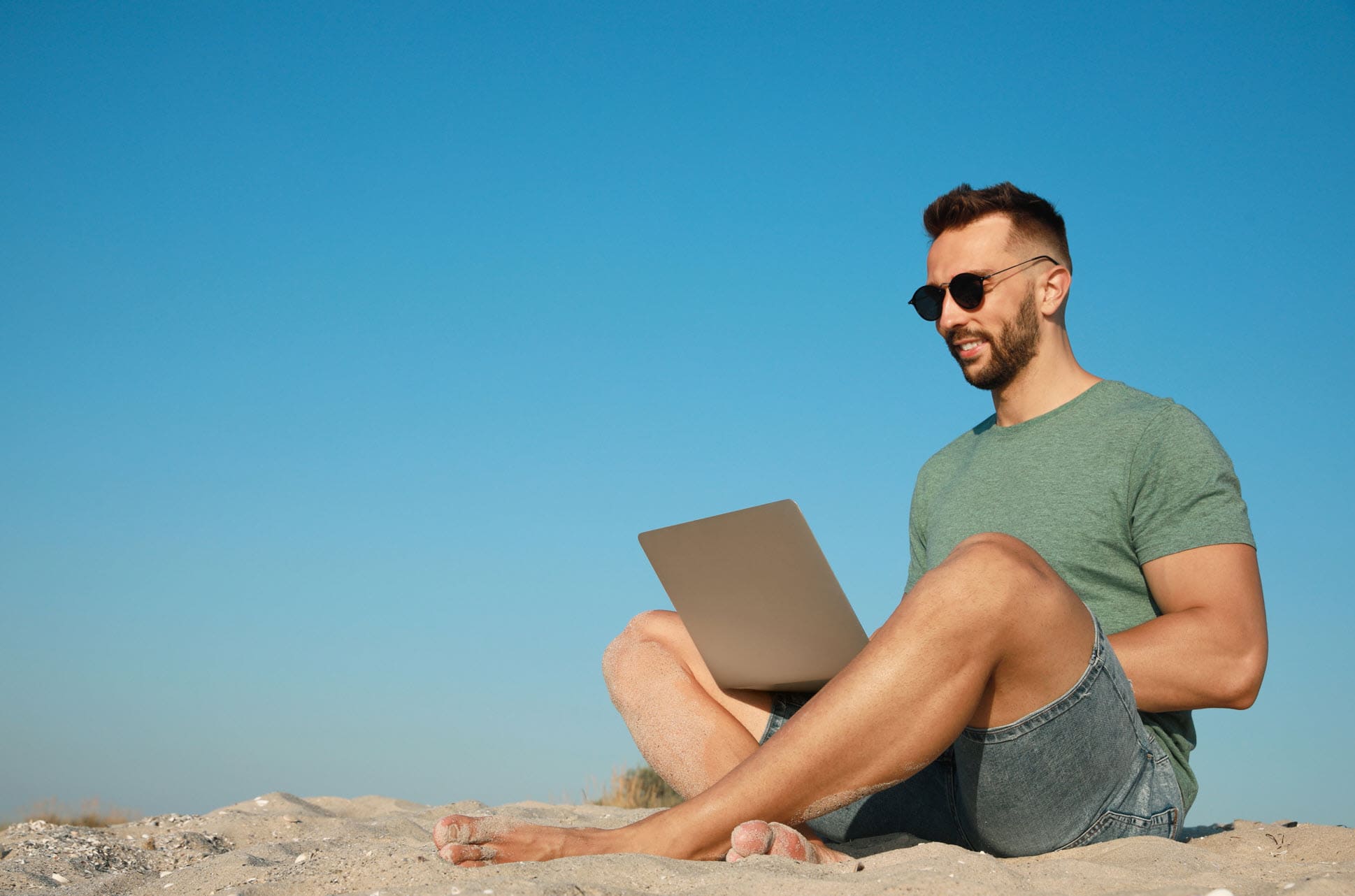 Mand arbejder på strand