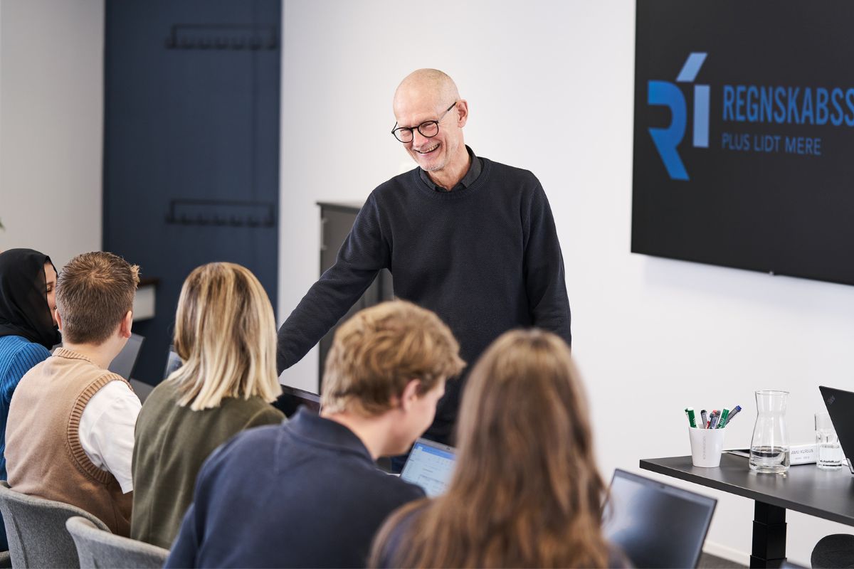 Birger Carlsen underviser et hold