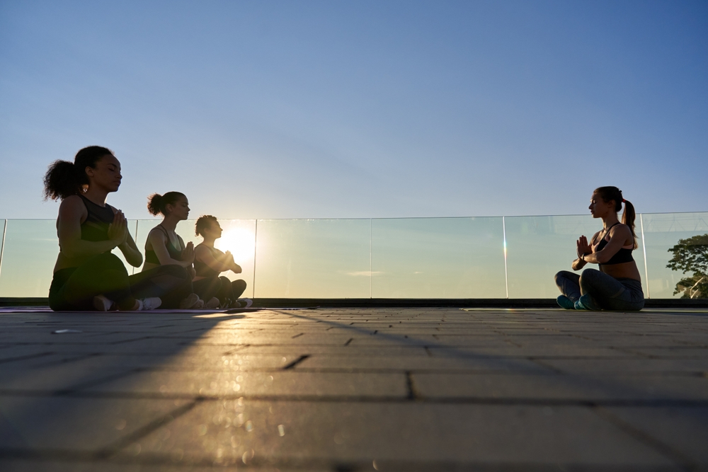Yogaundervisning i aftensol